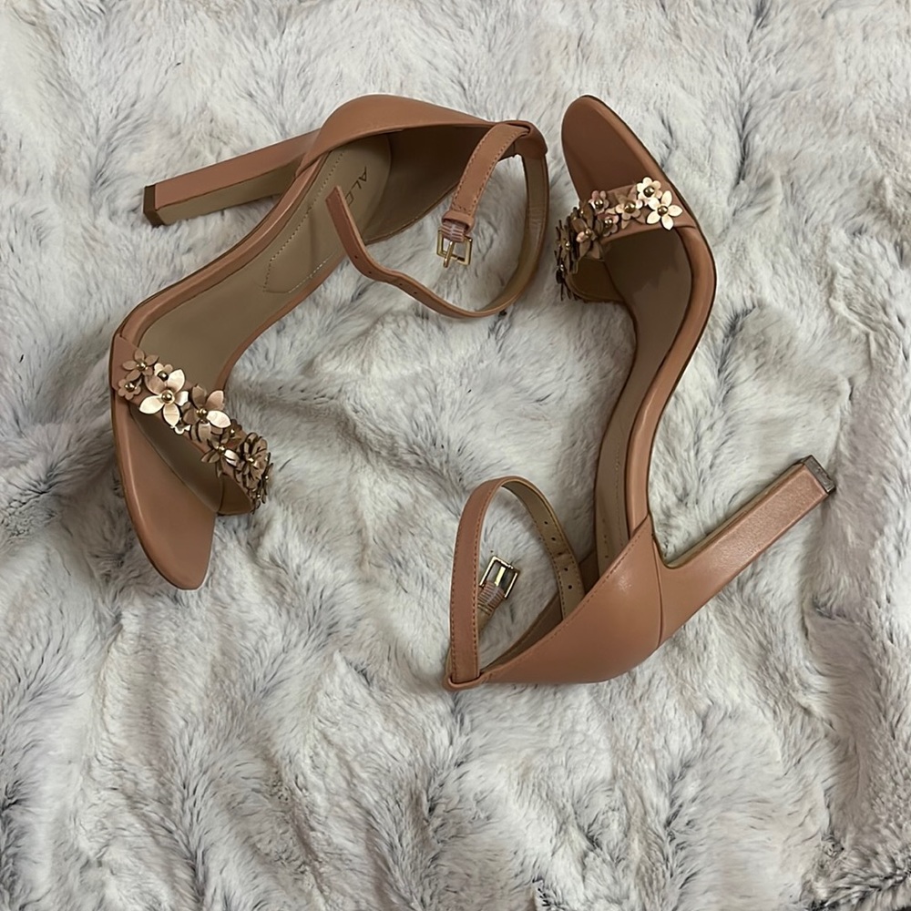 Pre owned Aldo size 7 US